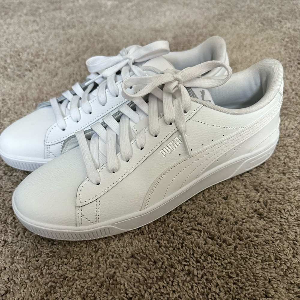 Brand new never worn Womens white pumas size 10